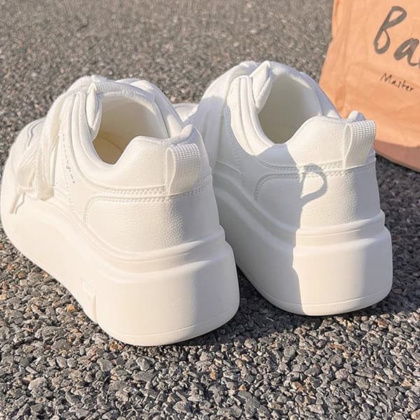 オールホワイト×清潔感｜美脚厚底スニーカー