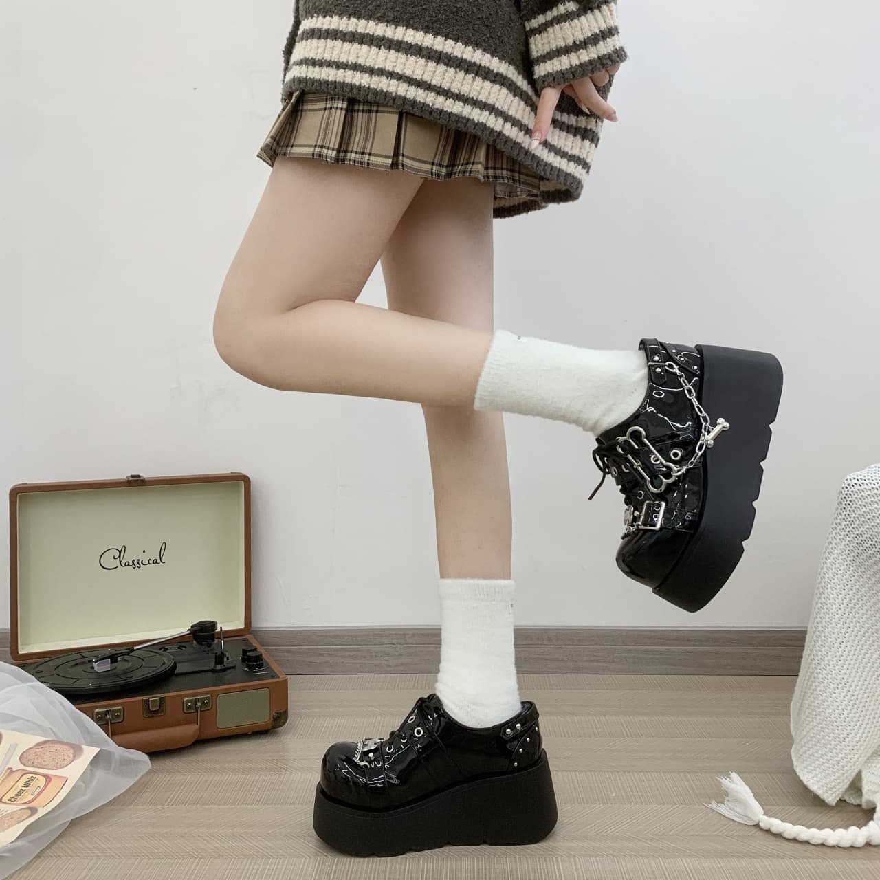 【厚底×骨型チャーム×チェーン】ルームシューズ｜ブラック1色・25cm対応