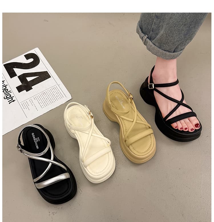 波形ソール クロスストラップ 厚底サンダル   「アンクル調整式＆細めストラップ」「スタイルアップ＋軽快設計」「カジュアル〜きれいめ対応」