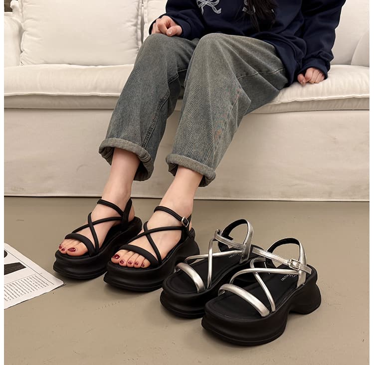 波形ソール クロスストラップ 厚底サンダル   「アンクル調整式＆細めストラップ」「スタイルアップ＋軽快設計」「カジュアル〜きれいめ対応」