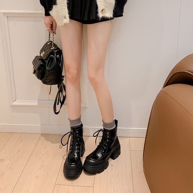 チャンキー厚底ブーツ｜高ヒール×足首ホールド×万能コーデ