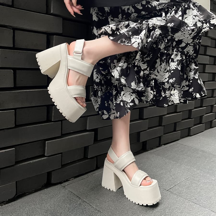 ゴツめ厚底×軽量スリングサンダル|10.5cmヒールで美脚&安定感