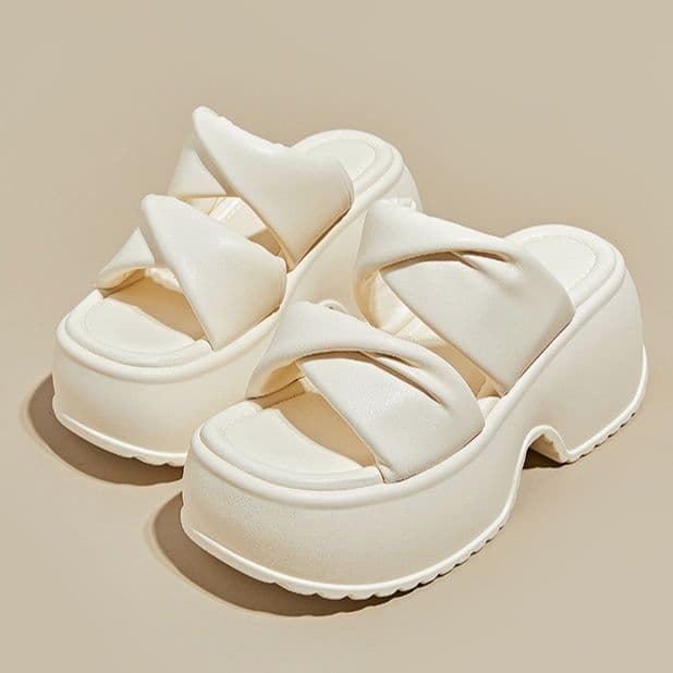 交差ストラップ×厚底ソール｜安定感抜群美脚サンダル