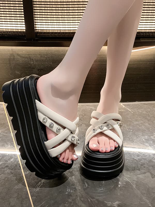 輝石装飾 クロスベルト 厚底サンダル   「厚底8.5cm 波型ソール」「上質合皮ベルト 優しいフィット感」「普段使い＆お出かけ対応」
