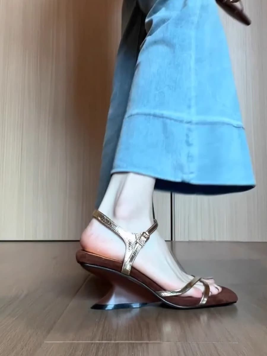 曲線美 ウェッジ 厚底サンダル   「厚底 ウェッジヒール」「ストラップ サンダル エレガント」「夏 お出かけ」