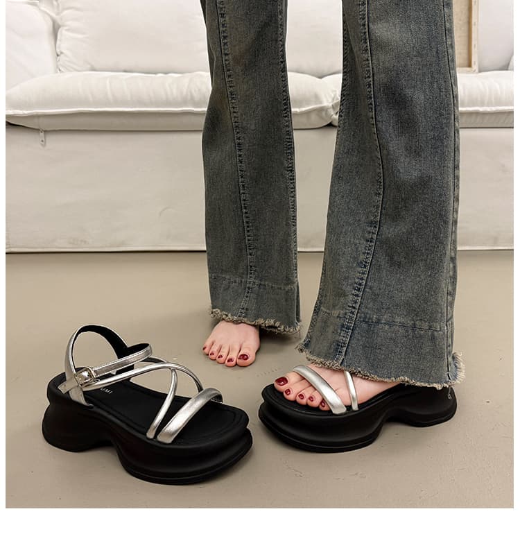 波形ソール クロスストラップ 厚底サンダル   「アンクル調整式＆細めストラップ」「スタイルアップ＋軽快設計」「カジュアル〜きれいめ対応」
