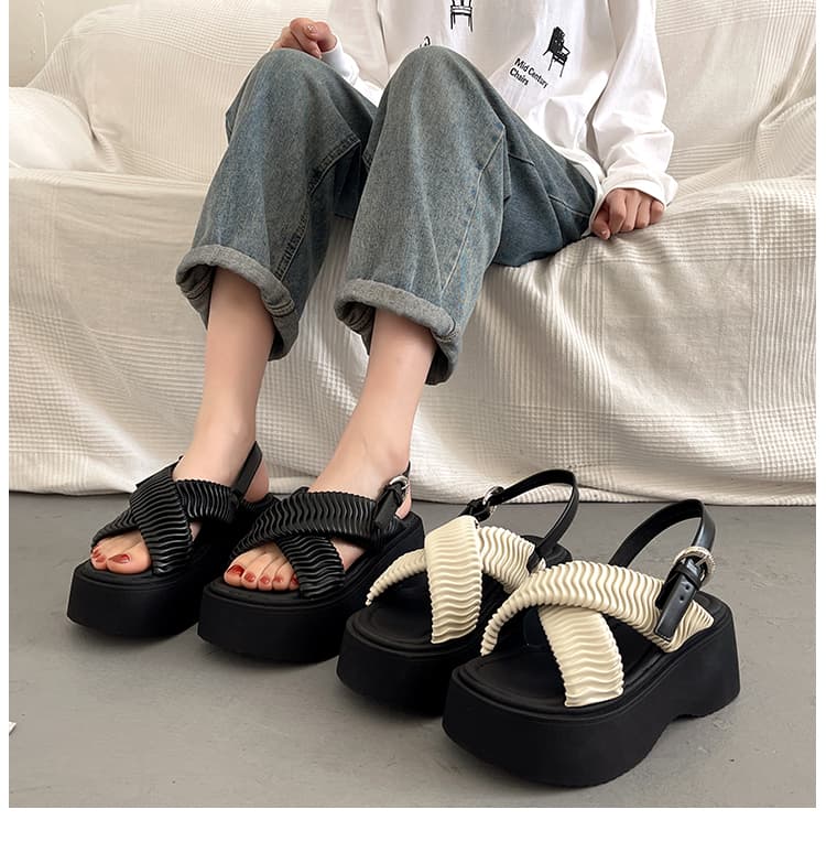 波形ベルト クロス 厚底サンダル   「立体波形ベルト＋バックストラップ」「ソール厚めで安定」「カジュアル〜きれいめ対応」
