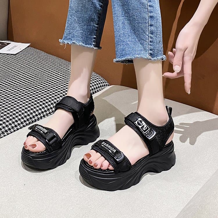 メッシュ厚底ベルクロサンダル｜通気性×軽快×美脚