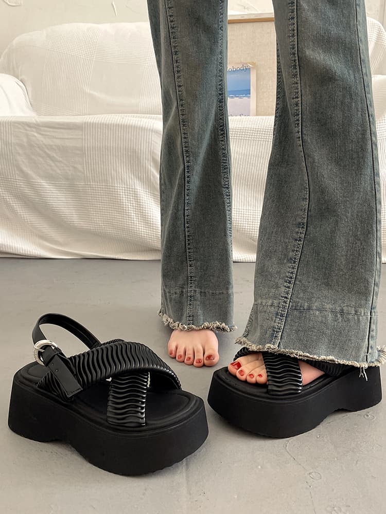 波形ベルト クロス 厚底サンダル   「立体波形ベルト＋バックストラップ」「ソール厚めで安定」「カジュアル〜きれいめ対応」