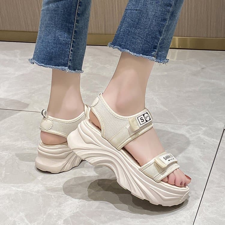 メッシュ厚底ベルクロサンダル｜通気性×軽快×美脚