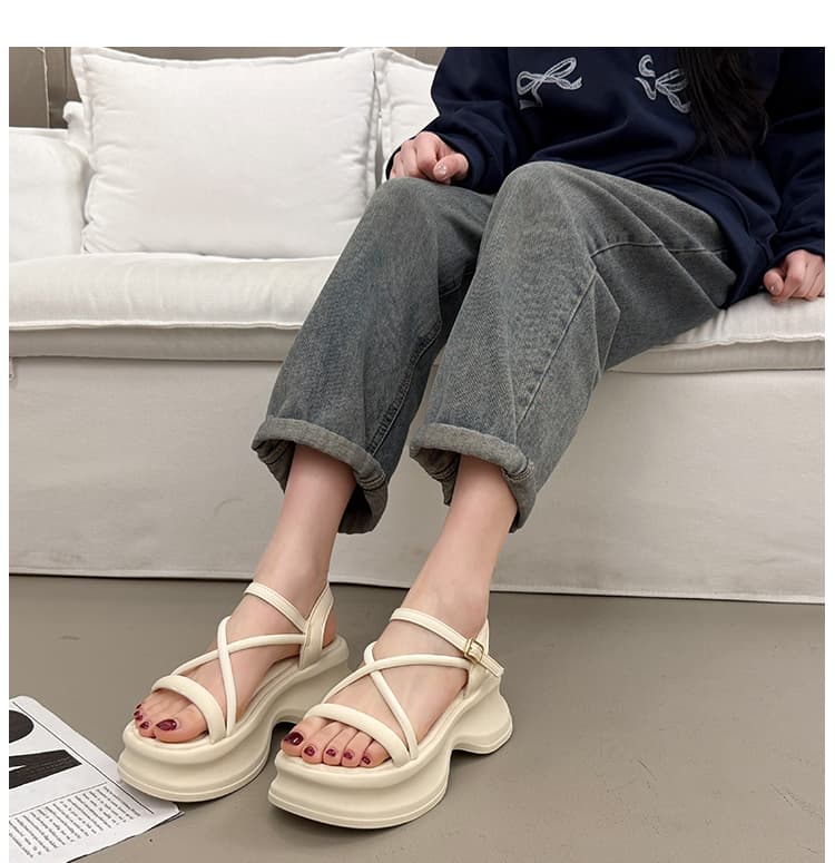 波形ソール クロスストラップ 厚底サンダル   「アンクル調整式＆細めストラップ」「スタイルアップ＋軽快設計」「カジュアル〜きれいめ対応」