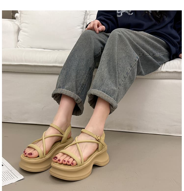 波形ソール クロスストラップ 厚底サンダル   「アンクル調整式＆細めストラップ」「スタイルアップ＋軽快設計」「カジュアル〜きれいめ対応」