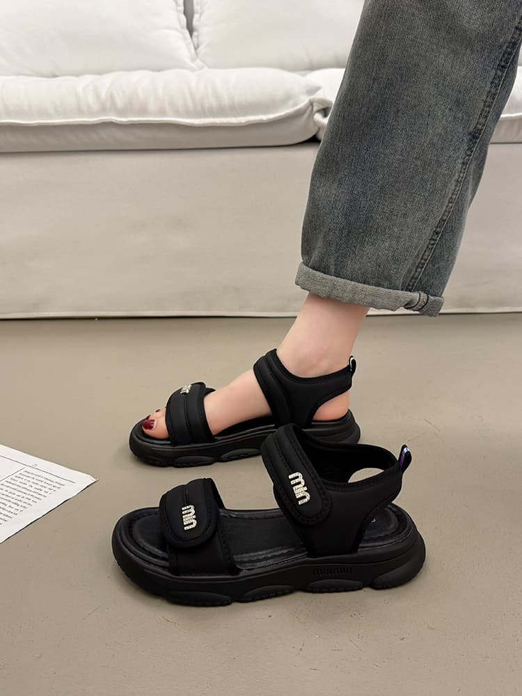 スポーティー ベルクロ 厚底サンダル   「調整可能なベルクロストラップ」「厚底設計で足の負担軽減」「カジュアル〜スポーツ対応」
