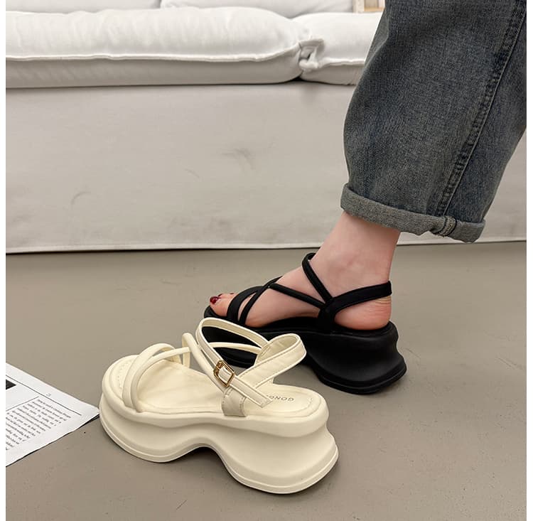 波形ソール クロスストラップ 厚底サンダル   「アンクル調整式＆細めストラップ」「スタイルアップ＋軽快設計」「カジュアル〜きれいめ対応」