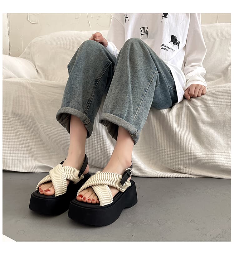 波形ベルト クロス 厚底サンダル   「立体波形ベルト＋バックストラップ」「ソール厚めで安定」「カジュアル〜きれいめ対応」