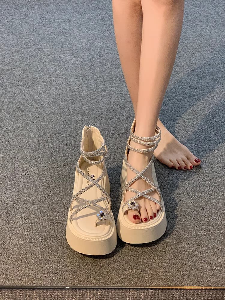 きらめき交差ベルト 厚底サンダル   「小花アクセント＋交差ストラップ」「快適内張り＆エアクッションソール」「夏向け華やか仕上げ」