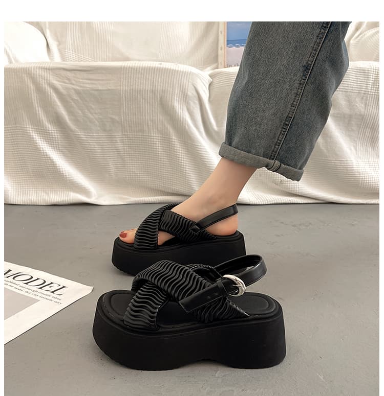 波形ベルト クロス 厚底サンダル   「立体波形ベルト＋バックストラップ」「ソール厚めで安定」「カジュアル〜きれいめ対応」