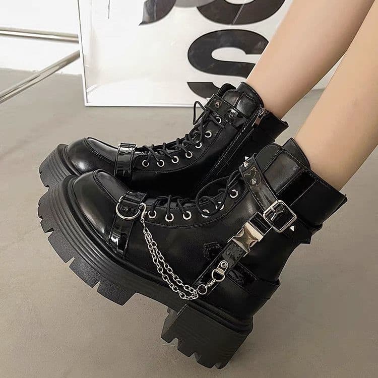 +6.5cm厚底チェーン編み上げブーツ｜バックル装飾×サイドジップ×重厚ソール