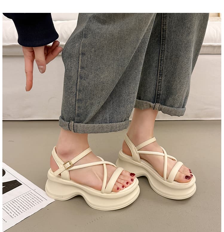 波形ソール クロスストラップ 厚底サンダル   「アンクル調整式＆細めストラップ」「スタイルアップ＋軽快設計」「カジュアル〜きれいめ対応」