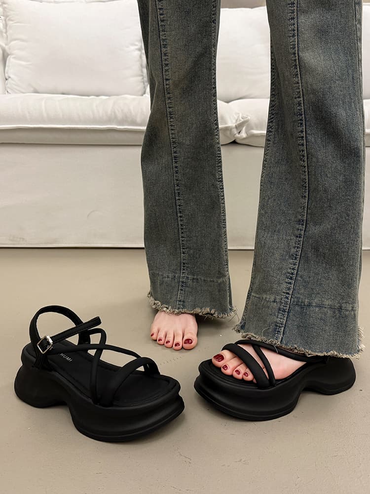波形ソール クロスストラップ 厚底サンダル   「アンクル調整式＆細めストラップ」「スタイルアップ＋軽快設計」「カジュアル〜きれいめ対応」