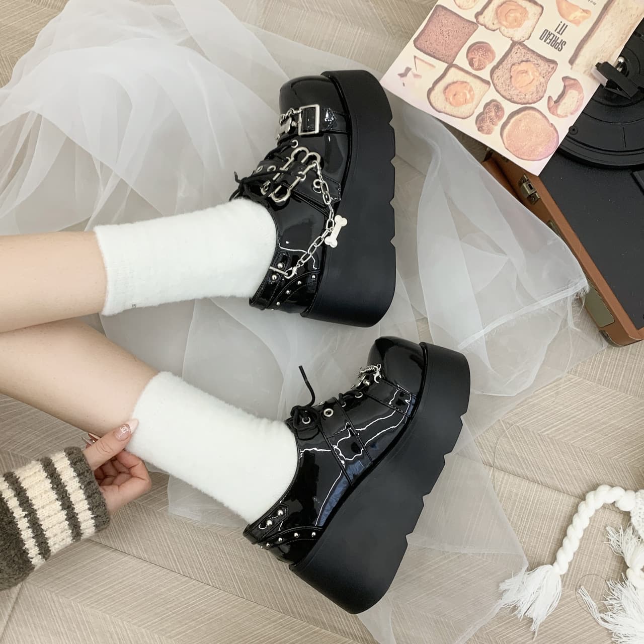 【厚底×骨型チャーム×チェーン】ルームシューズ｜ブラック1色・25cm対応