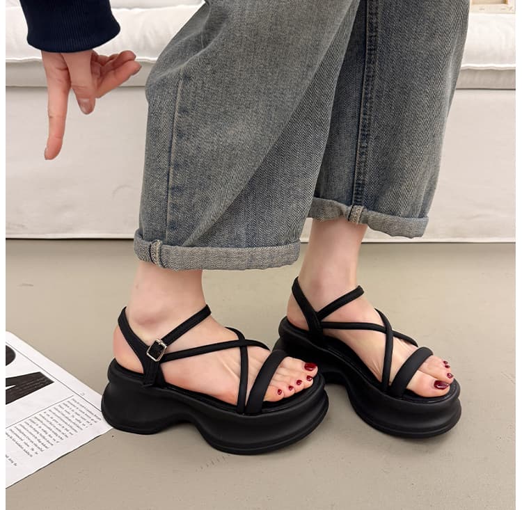 波形ソール クロスストラップ 厚底サンダル   「アンクル調整式＆細めストラップ」「スタイルアップ＋軽快設計」「カジュアル〜きれいめ対応」
