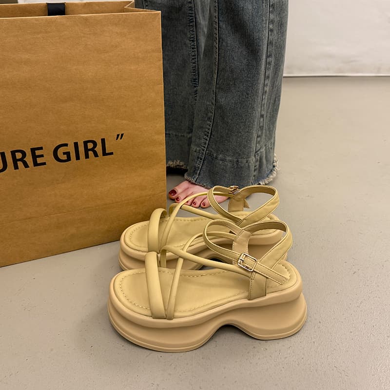 波形ソール クロスストラップ 厚底サンダル   「アンクル調整式＆細めストラップ」「スタイルアップ＋軽快設計」「カジュアル〜きれいめ対応」