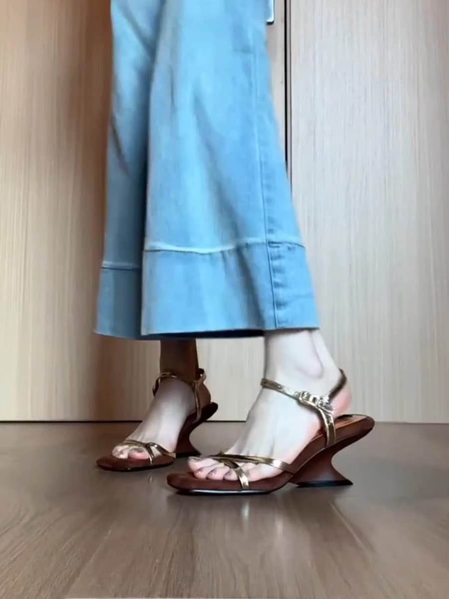 曲線美 ウェッジ 厚底サンダル   「厚底 ウェッジヒール」「ストラップ サンダル エレガント」「夏 お出かけ」