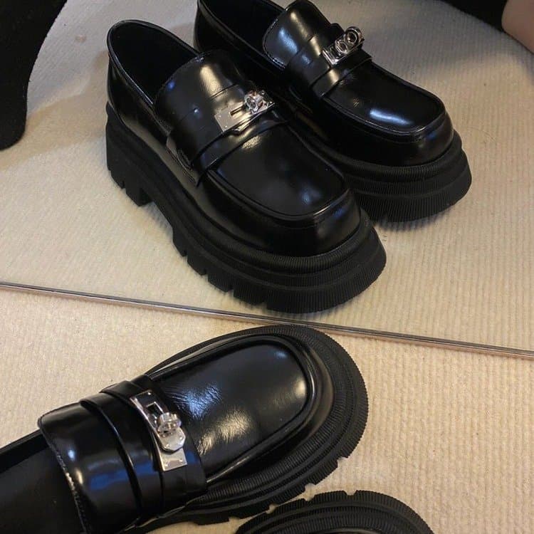 【光沢ブラック×金具アクセント×通学向け】5.5cm厚底ローファー