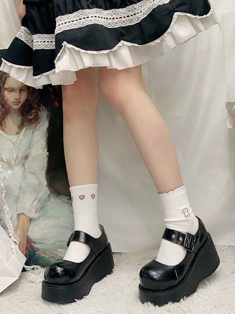 装飾ストラップ×厚底メリージェーン|個性派映えパンプス