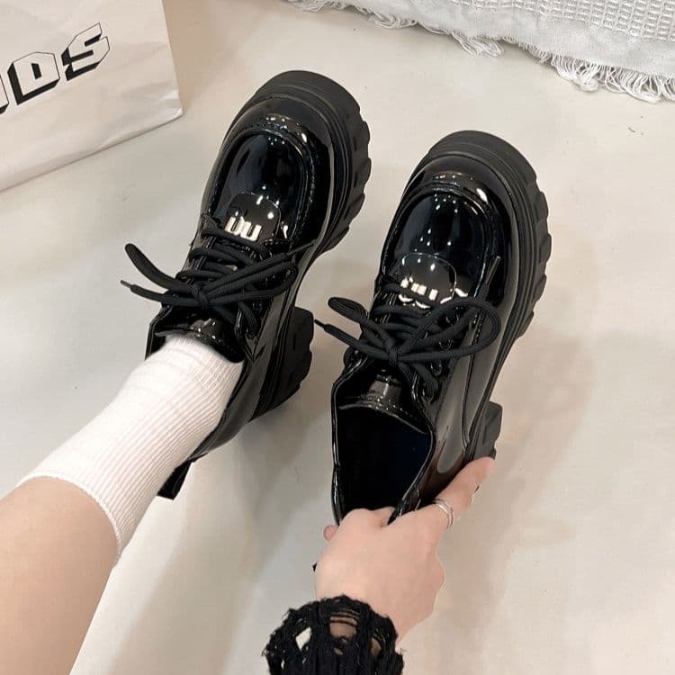 厚底 光沢感あふれる厚底レースアップシューズ