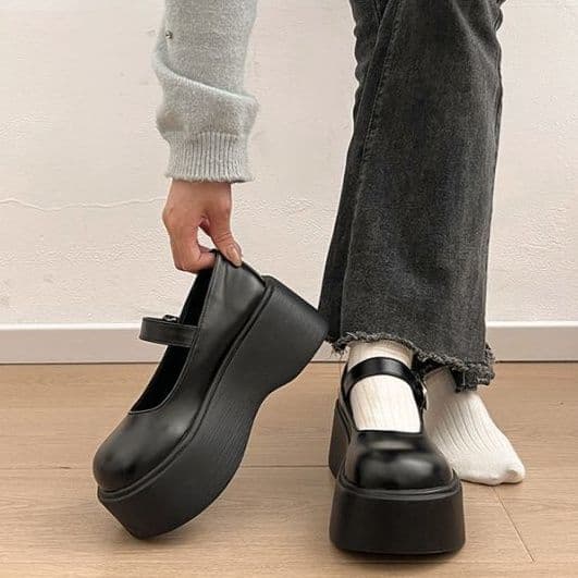 ラウンドトゥ×厚底ストラップ|優しさと安定感のパンプス
