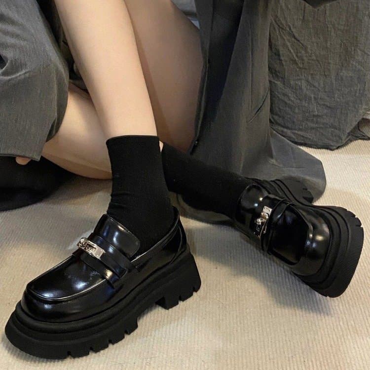 【光沢ブラック×金具アクセント×通学向け】5.5cm厚底ローファー