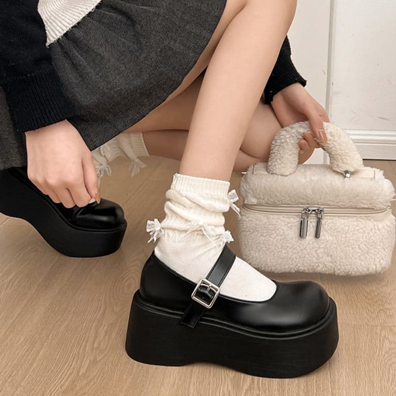 ラウンドトゥ×厚底ストラップ|優しさと安定感のパンプス
