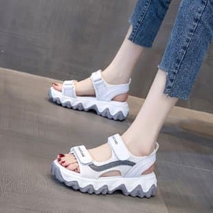 波型ソール厚底サンダル|3ストラップ×安定感×アクティブ