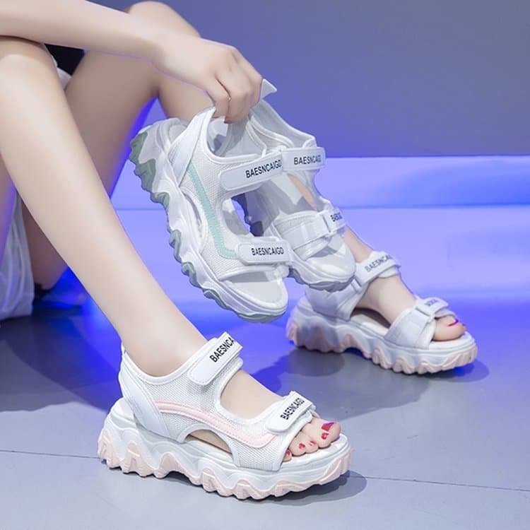 波型ソール厚底サンダル|3ストラップ×安定感×アクティブ