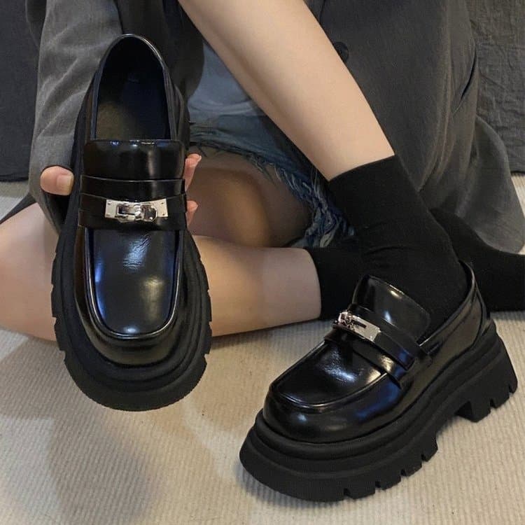 【光沢ブラック×金具アクセント×通学向け】5.5cm厚底ローファー