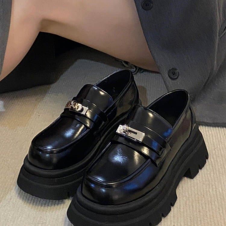 【光沢ブラック×金具アクセント×通学向け】5.5cm厚底ローファー