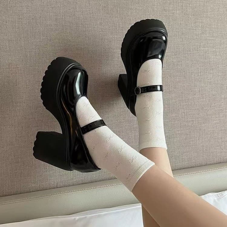 【レトロストラップ×光沢厚底× 厚底5.5cm】クラシカルパンプス|上品さと遊び心を両立