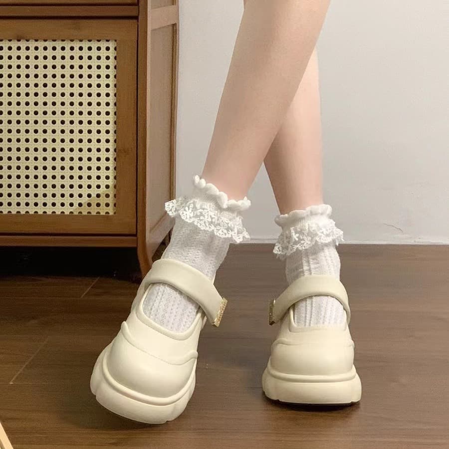 フリル一体型×厚底ストラップ|甘めコーデ専用パンプス