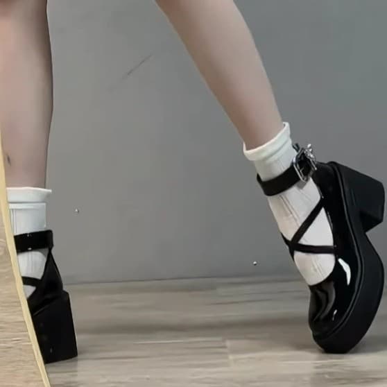 アンクルベルト×クロスストラップ|スタイル映え厚底パンプス