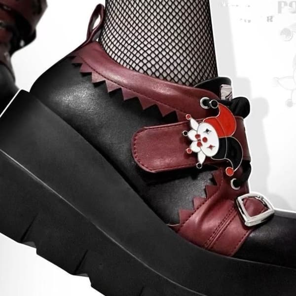 【厚底7cm×ゴシック×トランプ柄】スカル&バックル付きローファー|赤黒コントラスト・個性派主役靴